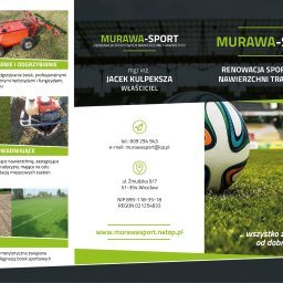 JACEK KULPEKSZA MURAWA-SPORT - Ujęcie z bliska piłki nożnej na idealnie utrzymanej murawie boiska sportowego, w tle widoczne trybuny, materiały reklamowe firmy Murawa-Sport oferującej renowację sportowych nawierzchni trawiastych.