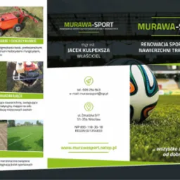 Ujęcie z bliska piłki nożnej na idealnie utrzymanej murawie boiska sportowego, w tle widoczne trybuny, materiały reklamowe firmy Murawa-Sport oferującej renowację sportowych nawierzchni trawiastych.