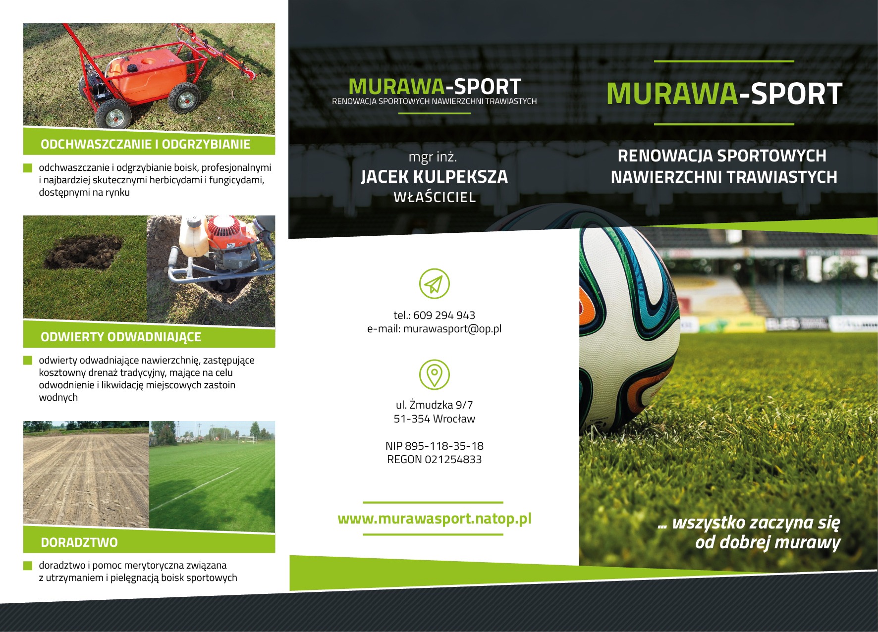 Ujęcie z bliska piłki nożnej na idealnie utrzymanej murawie boiska sportowego, w tle widoczne trybuny, materiały reklamowe firmy Murawa-Sport oferującej renowację sportowych nawierzchni trawiastych.