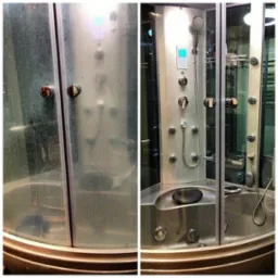 Porównanie kabiny prysznicowej przed i po czyszczeniu: po lewej stronie zacieki i osad, po prawej lśniąca czystość z widocznymi dyszami hydromasażu i elektronicznym panelem sterowania.