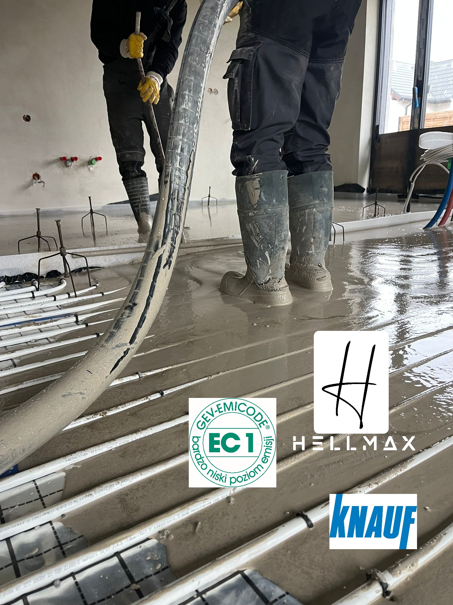 Aplikacja wylewki na ogrzewanie podłogowe, widoczne logo Knauf i Hellmax, mokre buty robocze pracowników.