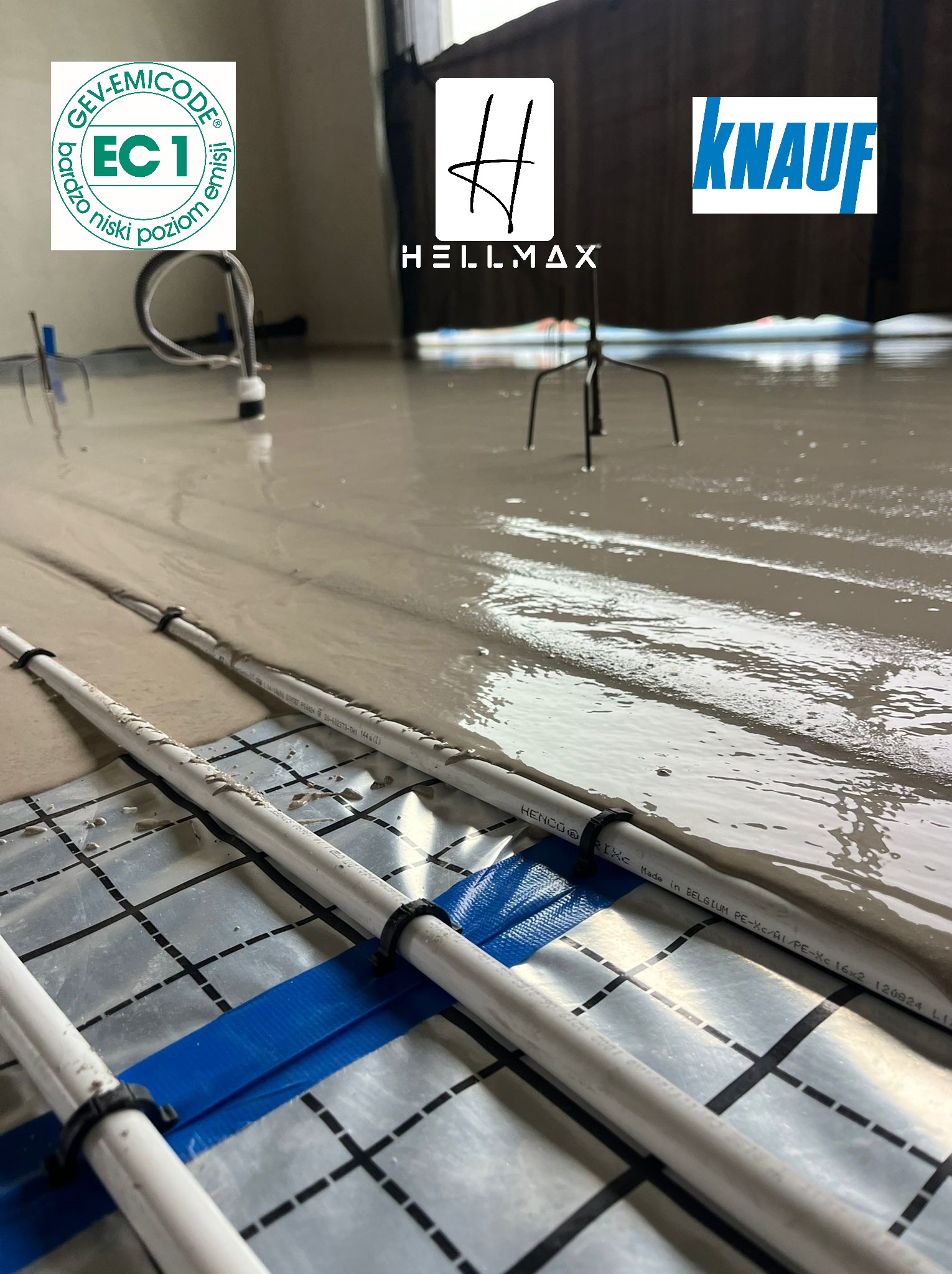 Wylewka anhydrytowa zalewająca rury ogrzewania podłogowego Henco, widoczne logo Knauf i Hellmax oraz certyfikat EC1