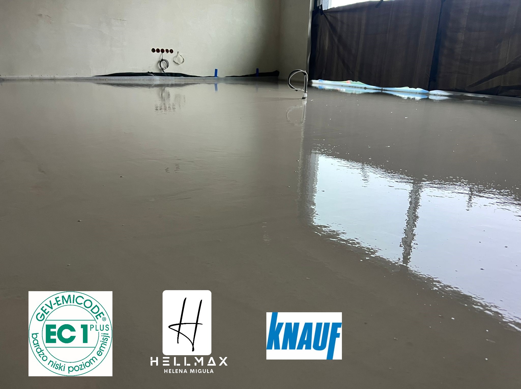 Świeżo wylana, gładka i połyskująca posadzka w jasnym odcieniu szarości, z widocznymi przewodami wychodzącymi ze ściany i logotypami producentów materiałów budowlanych: GEV-EMICODE, Hellmax i Knauf.