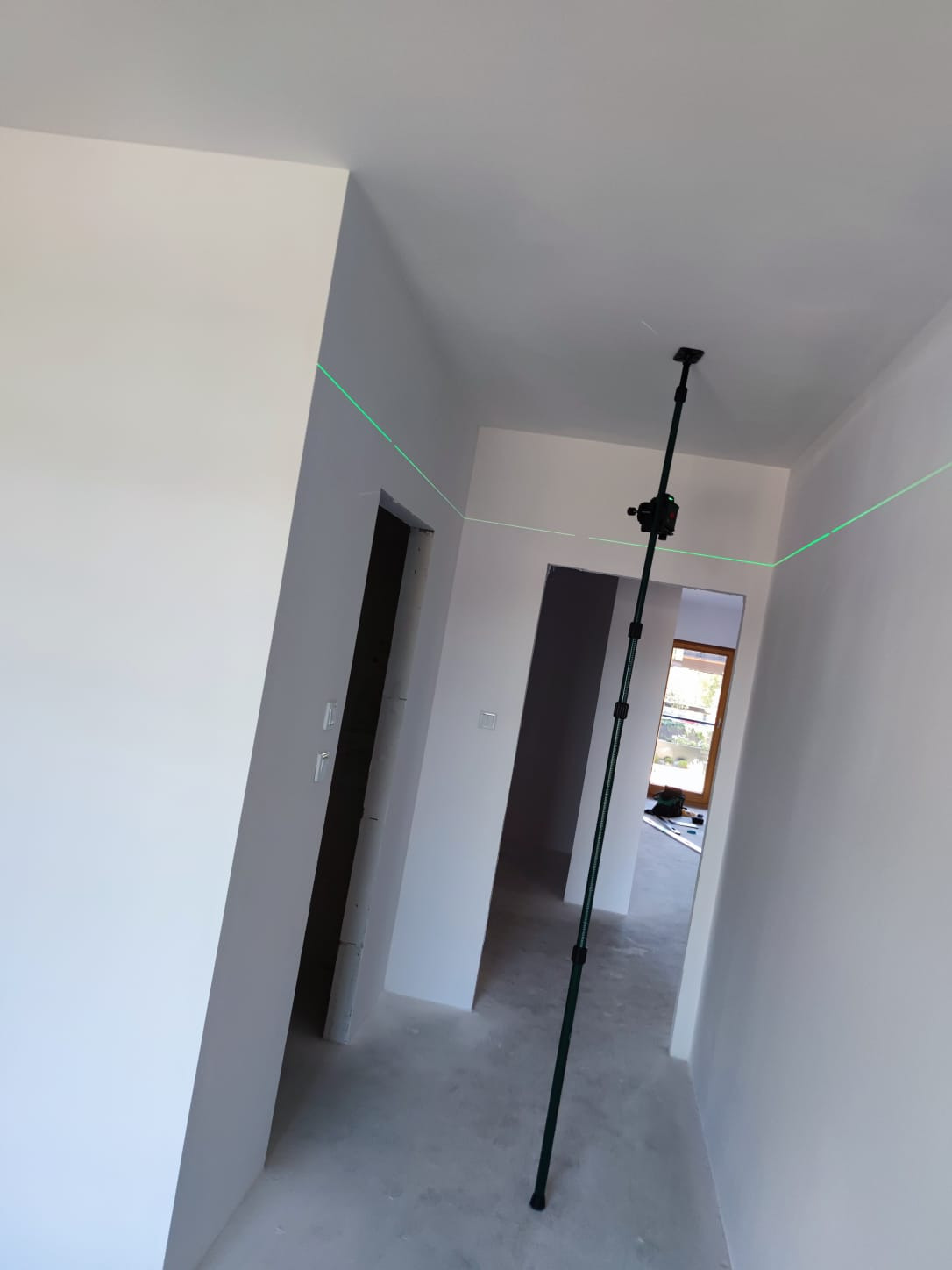 Badanie płaszczyzny sufitu, za pomocą lasera krzyżowego