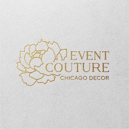 Maryna Slobodianiuk - Złoty, konturowy kwiat piwonii obok napisu 'Event Couture Chicago Decor' wytłoczony na białym, teksturowanym papierze.