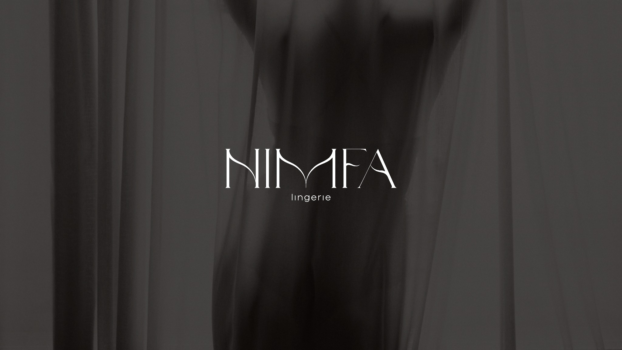 Eleganckie logo 'NIMFA lingerie' w kolorze białym na rozmytym tle sylwetki i drapowanych materiałów.