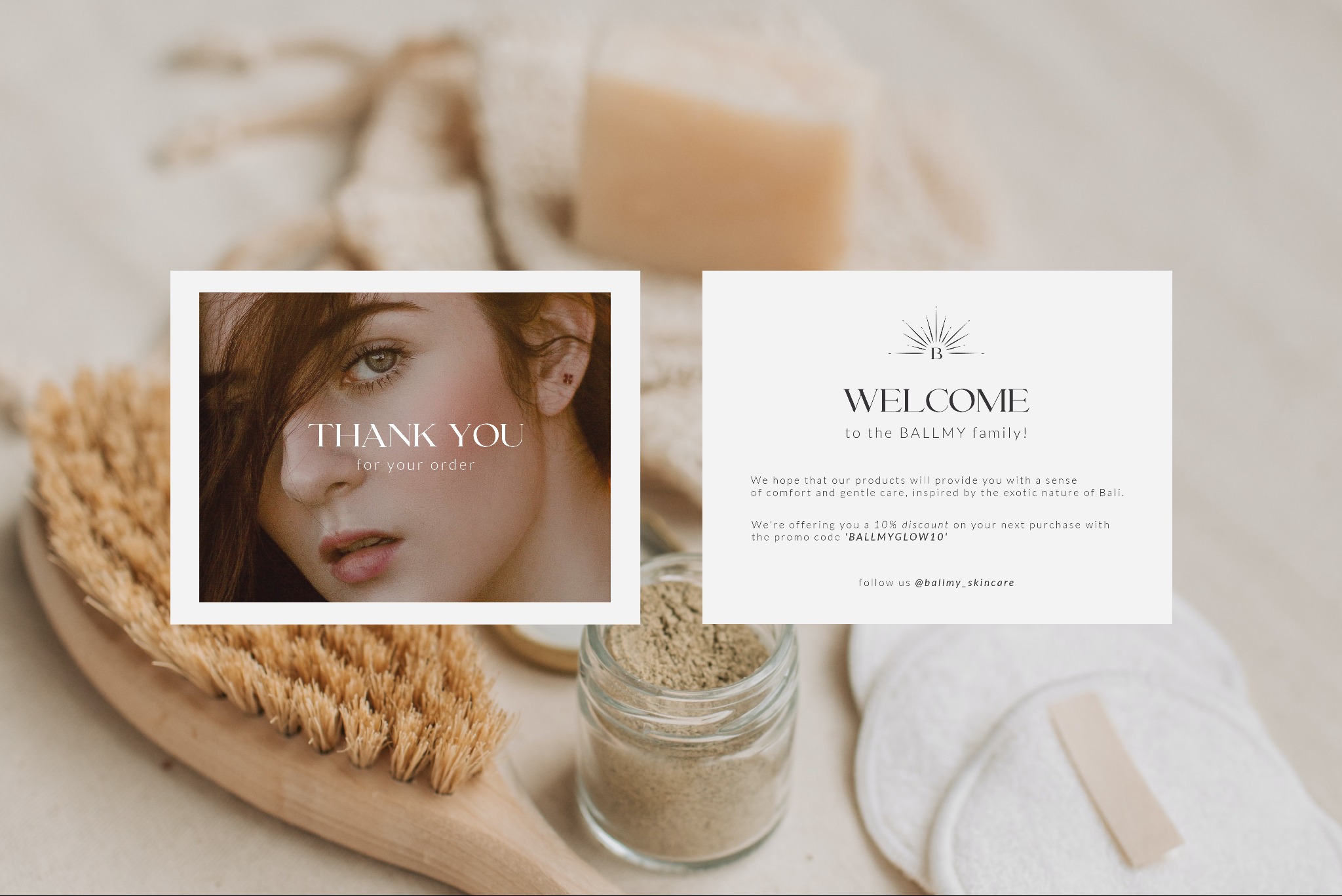 Dwie kartki z podziękowaniem i powitaniem dla klienta marki kosmetycznej Ballmy, obok pędzel do twarzy, słoik z proszkiem i waciki kosmetyczne na jasnym tle.