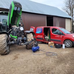 MSK KRZYSZTOF SZYMAŃSKI - Serwis klimatyzacji mobilnej przy zielonym traktorze Deutz-Fahr, z otwartą maską, oraz czerwonym samochodzie serwisowym Citroen Berlingo z reklamą firmy Rwis Klimatyzacji na tle budynku gospodarczego.