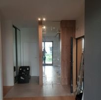 Zabudowa rur gazowych oraz liczników tuż za drzwiami wraz z lustrem do sufitu