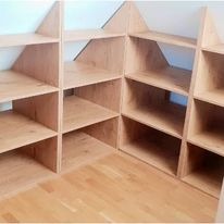 Nisko zabudowane skosy w domu jednorodzinnym, garderoba dla nastolatki