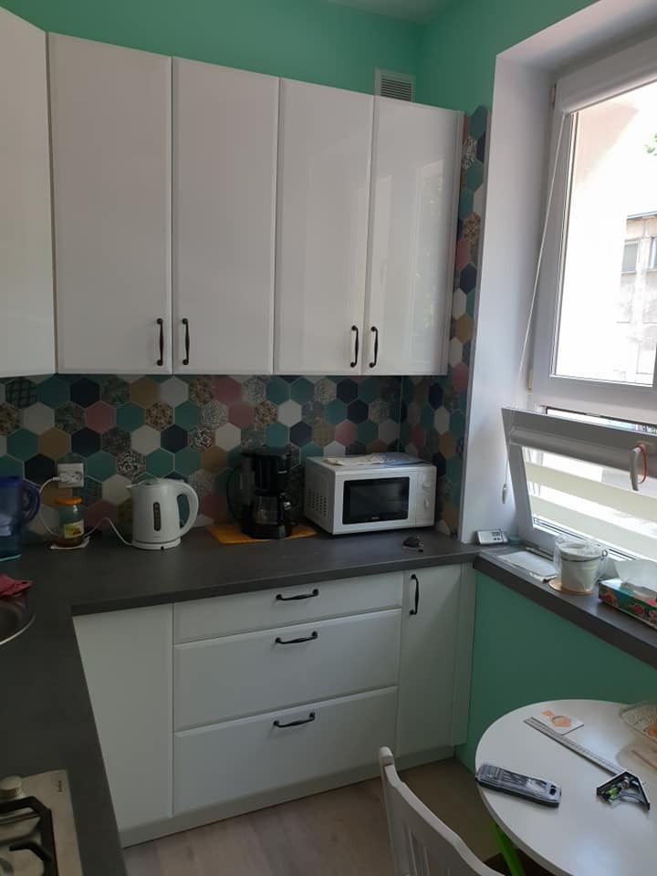 Prosta zabudowa kuchenna