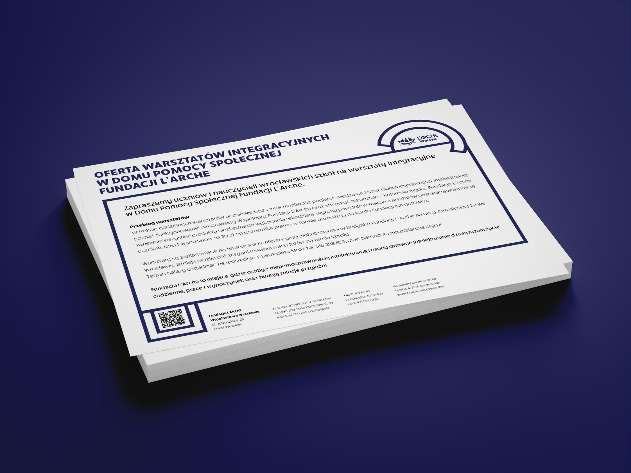 Biała ulotka informacyjna o warsztatach integracyjnych Fundacji L'Arche we Wrocławiu, skierowana do uczniów i nauczycieli, z tekstem o przebiegu warsztatów, adresie i danych kontaktowych fundacji...