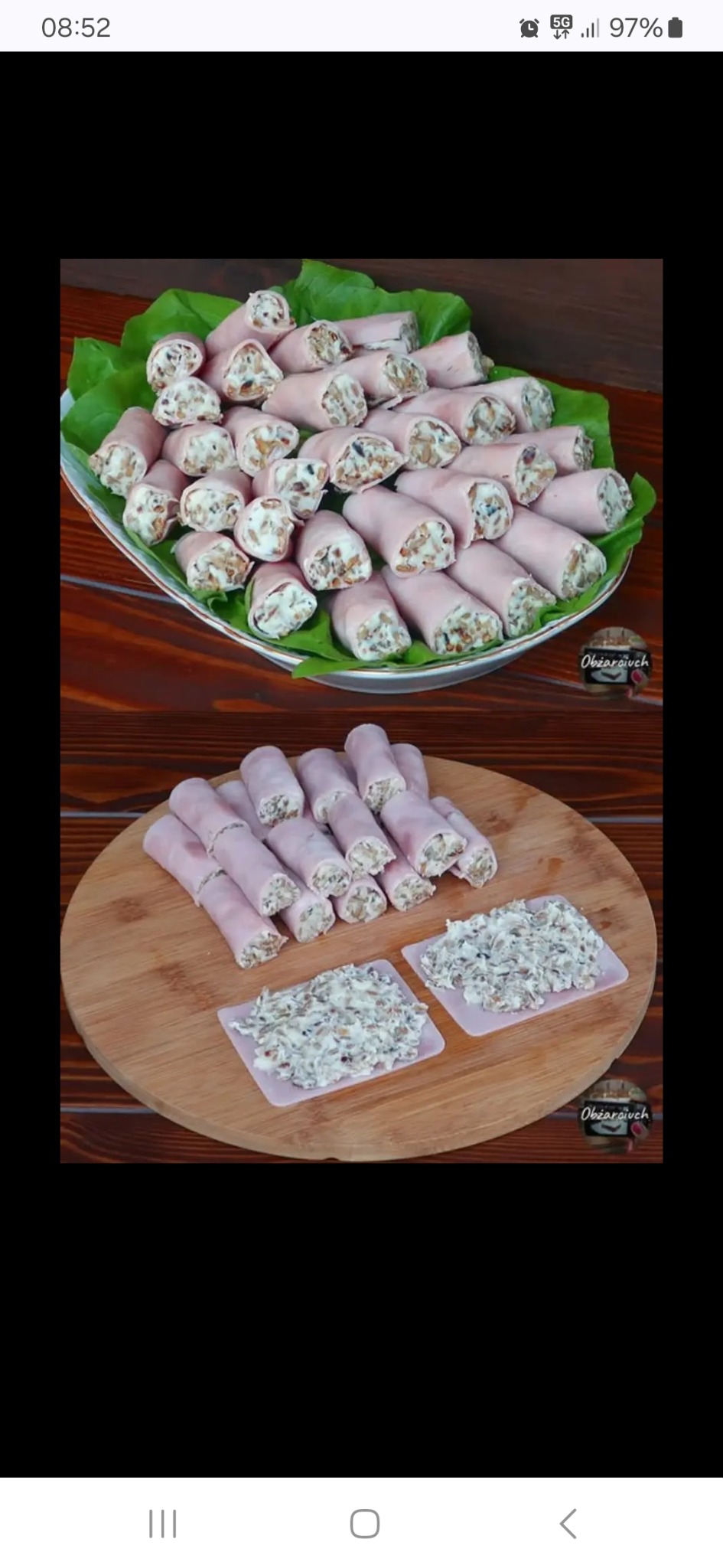 Roladki z szynki wypełnione farszem, ułożone na zielonych liściach na paterze i na drewnianej desce, część rolad przygotowana, a część farszu nałożona na plastry szynki, widoczne logo firmy.