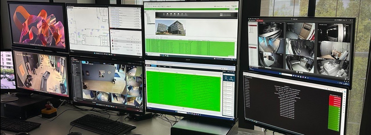 Monitoring dostępności serwerów i usług w budynku biurowym.