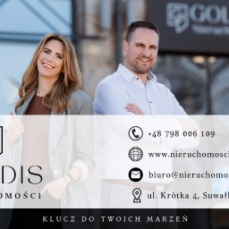 Goldis Nieruchomosci - Portret uśmiechniętej kobiety i mężczyzny na tle biura nieruchomości Goldis, widoczny numer telefonu i adres firmy.