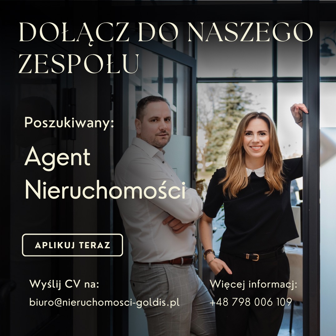 Ogłoszenie rekrutacyjne: Dwóch agentów nieruchomości, mężczyzna w koszuli i spodniach w kratę, kobieta w czarnej bluzce, stoją w drzwiach. Tekst: Dołącz do naszego zespołu, poszukiwany Agent...