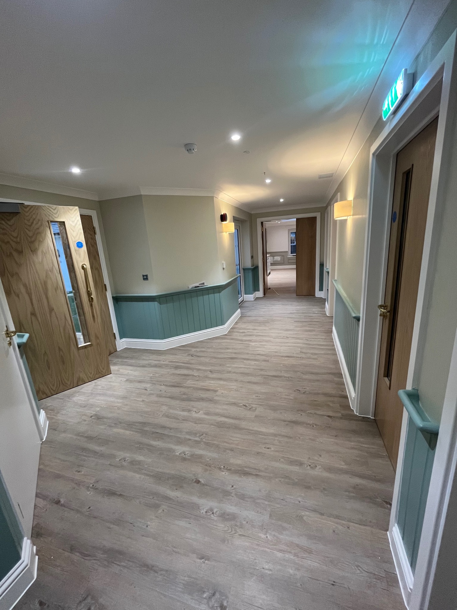 Wykończenie Holu, malowanie sufitów, ścian i podłóg