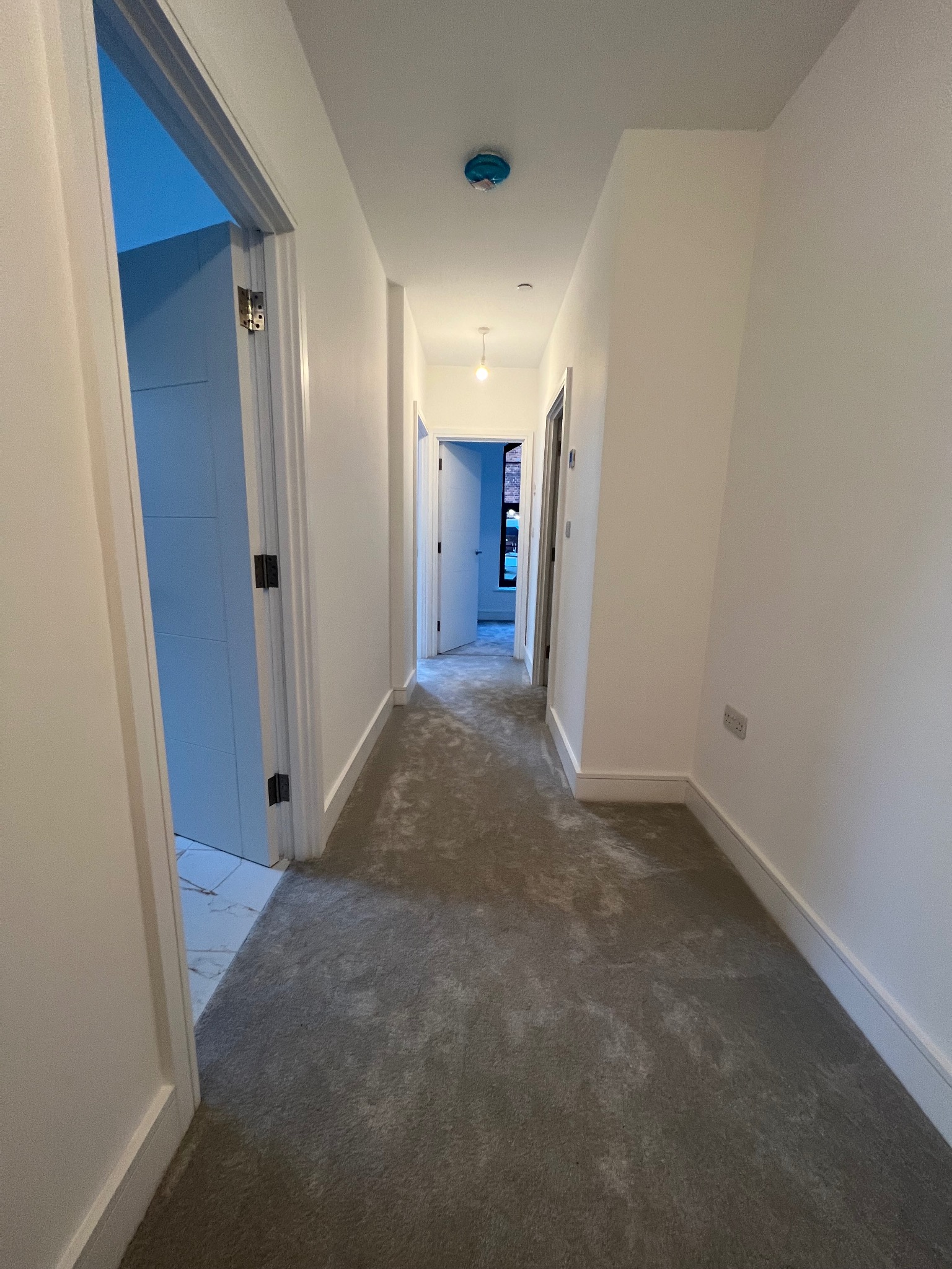 Przedpokój, malowanie listw przypodłogowych , ściany, drzwi , sufity pod klucz