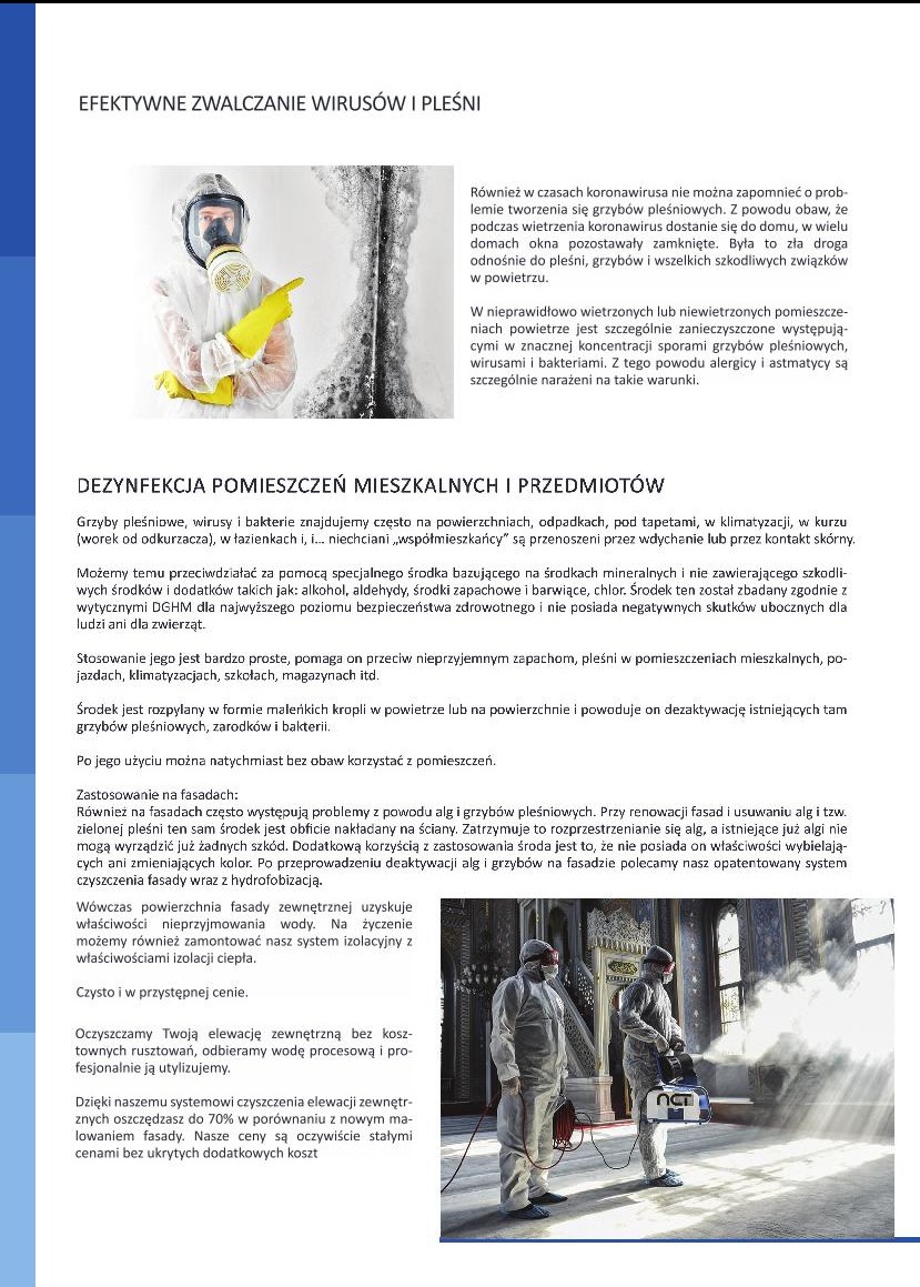 Dwóch pracowników w kombinezonach ochronnych i maskach rozpyla środek dezynfekujący wewnątrz budynku, widoczna maszyna rozpylająca i ślady wilgoci na ścianach.