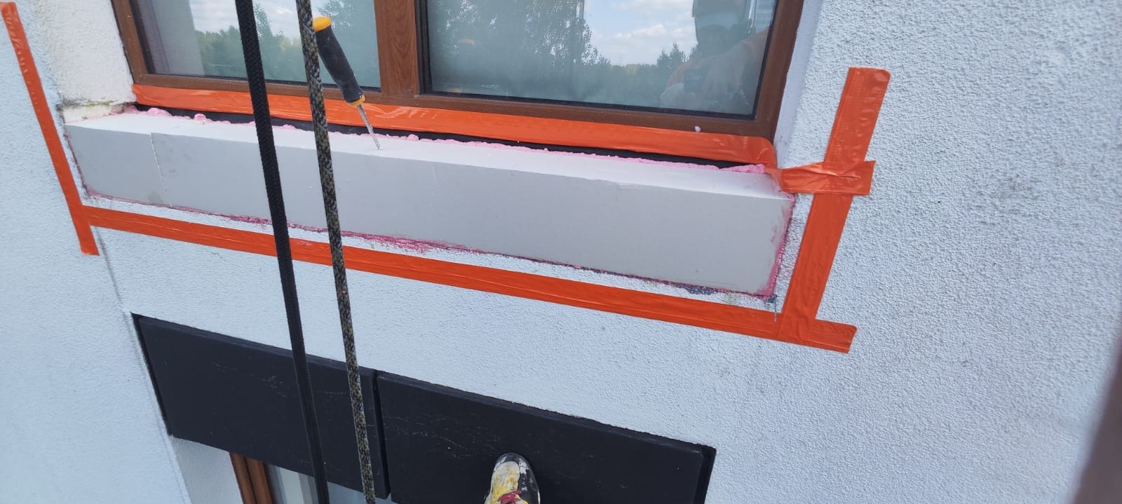 Wymiana izolacji termicznej pod oknami ( płyta pir+siatka klej )+montaż parapetu