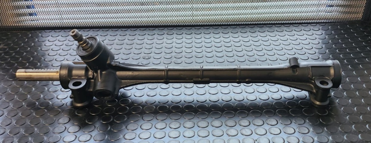 Przekładnia kierownicza po regeneracji, gotowa do montażu w warsztacie w Warszawie, leżąca na gumowej macie.