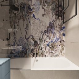 Design My Home - Nowoczesna łazienka z wanną, umywalką na szafce z ryflowanym frontem i ścianą ozdobioną wzorem roślinnym w odcieniach błękitu i beżu.