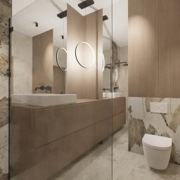 Design My Home - Nowoczesna łazienka z marmurową ścianą, podwójną umywalką na drewnianej szafce i okrągłymi lampami wiszącymi, widok z perspektywy kabiny prysznicowej.