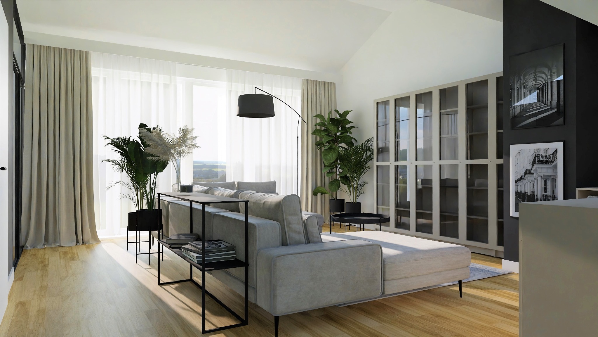 Jasny salon z szarą sofą z półką, roślinami w czarnych donicach, wysokim oknem z beżowymi zasłonami i regałem z przeszklonymi drzwiami w tle.