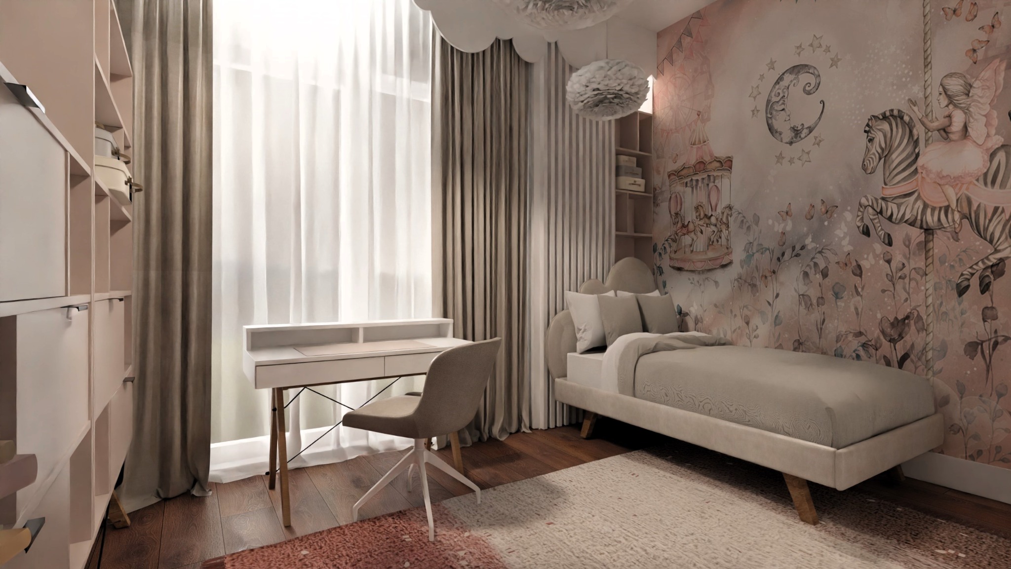 Pokój dziecięcy z tapetą w pastelowe motywy karuzeli i zwierząt, biurkiem z krzesłem i łóżkiem w neutralnych odcieniach, oświetlony naturalnym światłem wpadającym przez okno z białymi i beżowymi...