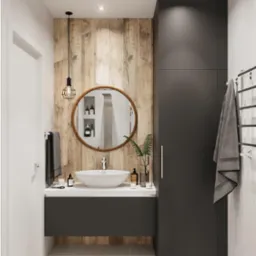 Nowoczesna łazienka z umywalką nablatową, okrągłym lustrem w drewnianej ramie, drewnianą ścianą w tle i grafitową szafką oraz wysoką szafą, oświetleniem punktowym i wiszącą lampą w stylu...