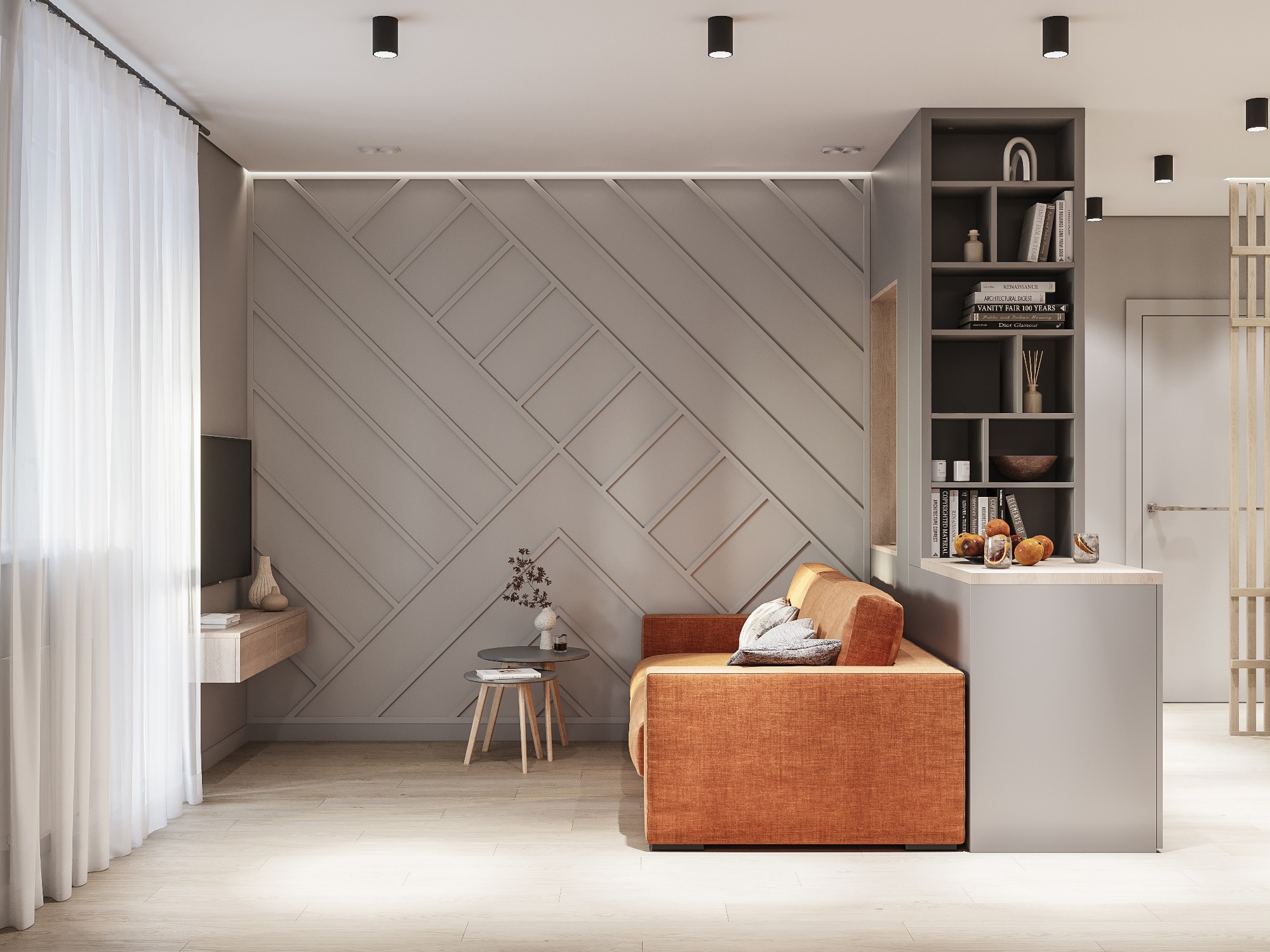 Nowoczesny salon z pomarańczową sofą, geometryczną ścianą w odcieniach szarości, drewnianą podłogą i półką na książki z dekoracjami, oświetleniem punktowym i delikatnymi zasłonami przy oknie.