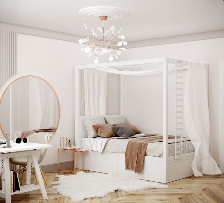 Jasna sypialnia z łóżkiem z baldachimem i okrągłym lustrem nad biurkiem, oświetlona nowoczesną lampą sufitową w kolorze różowego złota, z drewnianą podłogą i białym dywanem.