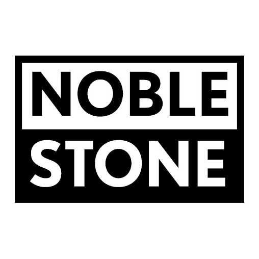 Logo firmy Noble Stone. Biały napis 'NOBLE' na czarnym tle nad czarnym napisem 'STONE' na białym tle, całość w czarnej ramce.