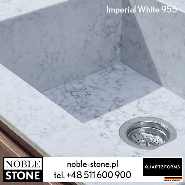 Biały blat kuchenny z kamienia Imperial White 955 z wbudowanym zlewem i widocznym odpływem. Delikatny wzór marmuru.