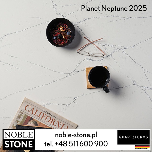 Blat kamienny Planet Neptune 2025: miseczka z owocami, gazeta, okulary i czarny kubek na jasnym blacie z szarymi żyłami. Elegancki minimalizm.