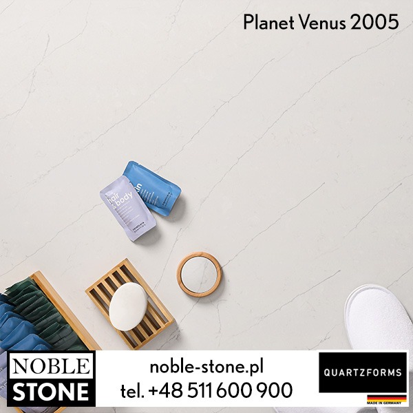 Jasny blat kamienny 'Planet Venus 2005' z kosmetykami i mydłem w Radomiu. Subtelny wzór żyłek, gładka powierzchnia. Idealny do łazienki lub kuchni.