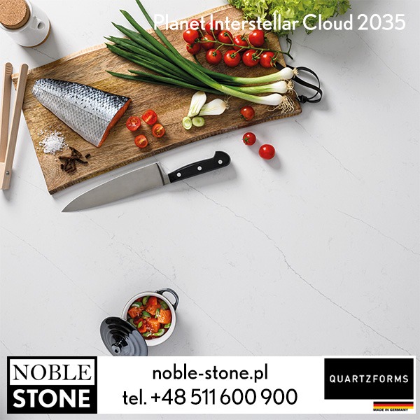 Blat kamienny Planet Interstellar Cloud 2035 z deską, nożem i warzywami, prezentujący wykończenie powierzchni. Widoczne logo Noble Stone i Quartzforms.