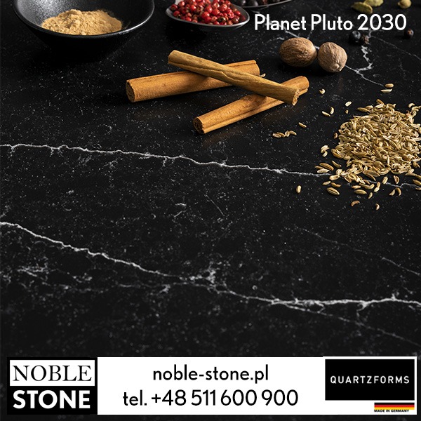 Czarny blat kamienny 'Planet Pluto 2030' z przyprawami i logotypami Noble Stone i Quartzforms. Powierzchnia z białymi żyłami. Elegancki design.