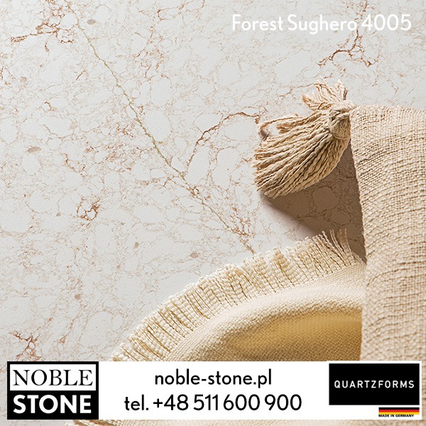 Blat kamienny Quartzforms Forest Sughero 4005 z beżową tkaniną. Widoczna delikatna struktura i ciepła kolorystyka materiału.