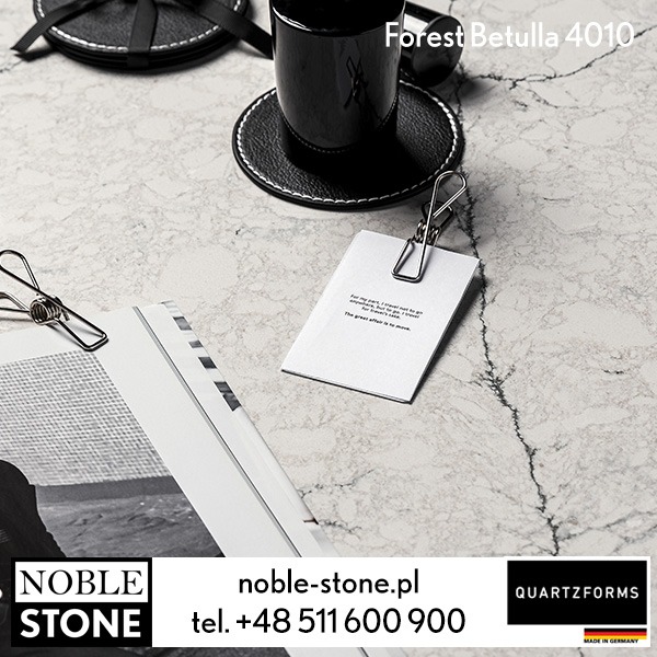 Blat kamienny Forest Betulla 4010 z czarnym kubkiem, podstawkami i kartką z sentencją. Minimalistyczna aranżacja z logo Noble Stone i Quartzforms.