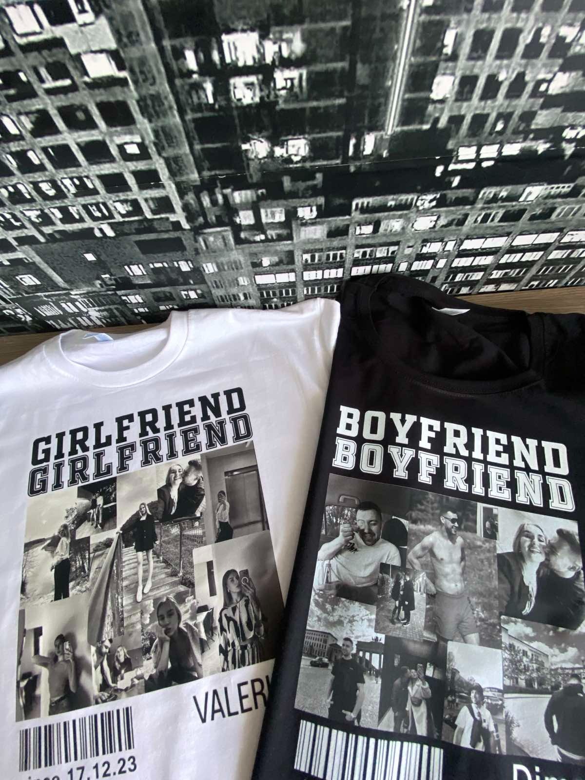 Dwie koszulki: biała z napisem 'Girlfriend' i kolażem czarno-białych zdjęć oraz datą 17.12.23, a czarna z napisem 'Boyfriend' i kolażem czarno-białych zdjęć, leżące na tle tapety z motywem miasta.