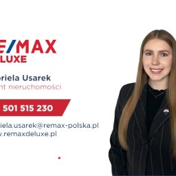 RE MAX Deluxe - Portret uśmiechniętej agentki nieruchomości, Gabriela Usarek, w czarnym garniturze z przypinką RE/MAX, na białym tle z granatowym akcentem, obok logo firmy RE/MAX DE LUXE oraz danych kontaktowych.