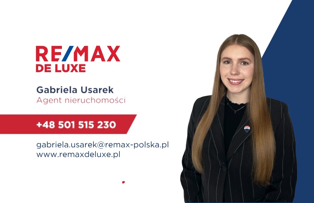 Portret uśmiechniętej agentki nieruchomości, Gabriela Usarek, w czarnym garniturze z przypinką RE/MAX, na białym tle z granatowym akcentem, obok logo firmy RE/MAX DE LUXE oraz danych kontaktowych.