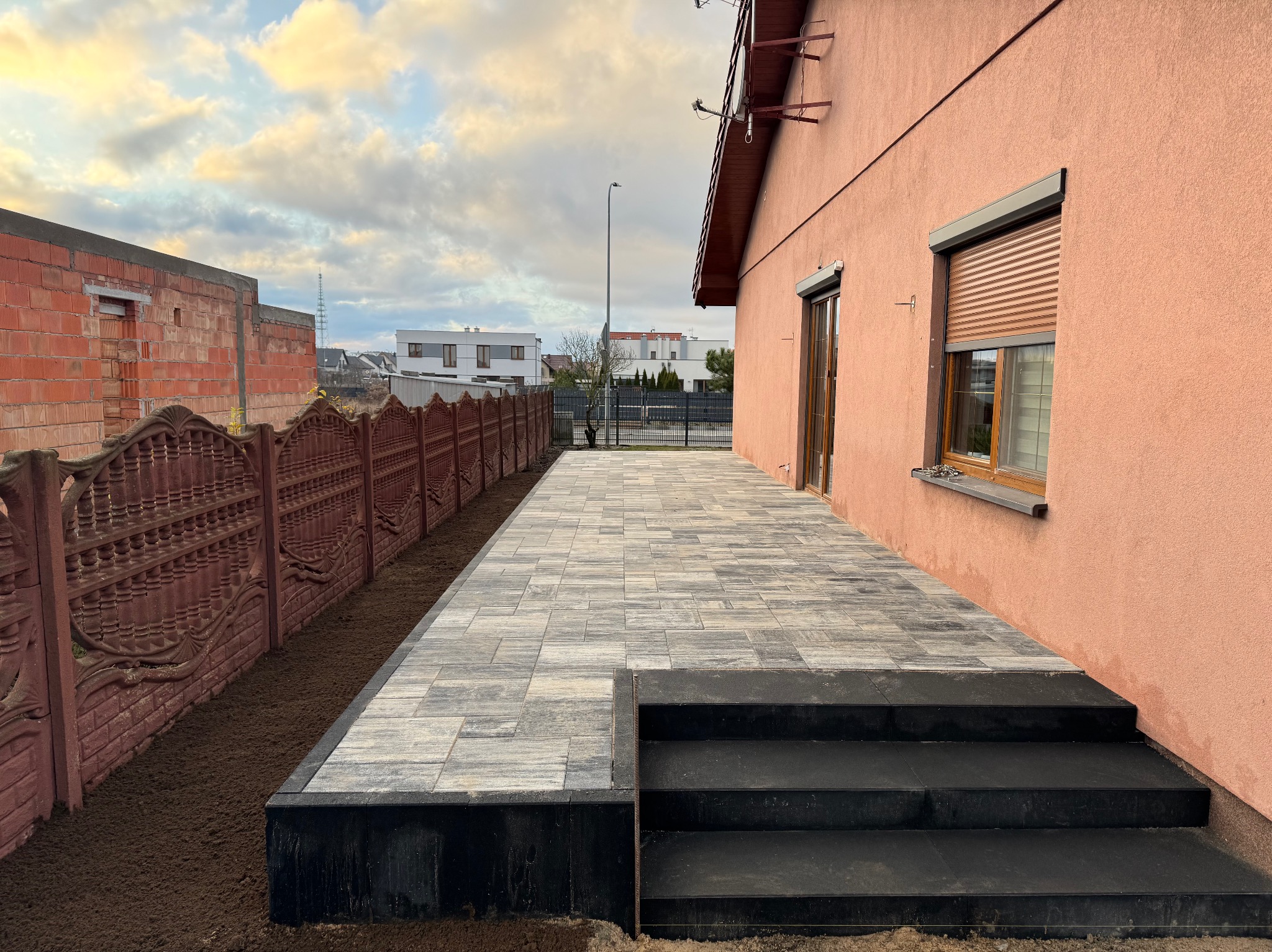 Taras 40m2 , kostka inferno, palisady i stopnie maxima firmy drogbruk