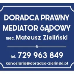 Tablica informacyjna w kolorze niebieskim z białym napisem: Doradca Prawny, Mediator Sądowy, mec. Mateusz Zieliński, numer telefonu i adres e-mail.