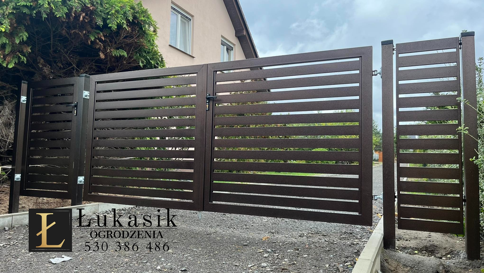 Nowoczesna, brązowa brama wjazdowa z poziomymi panelami, widoczny zamek i logo firmy na dole kadru.