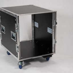 Art-Live Sp. z o.o. - Pusta skrzynia transportowa na kółkach z uchwytami i metalowymi okuciami, przeznaczona do przewozu sprzętu oświetleniowego lub nagłośnieniowego.