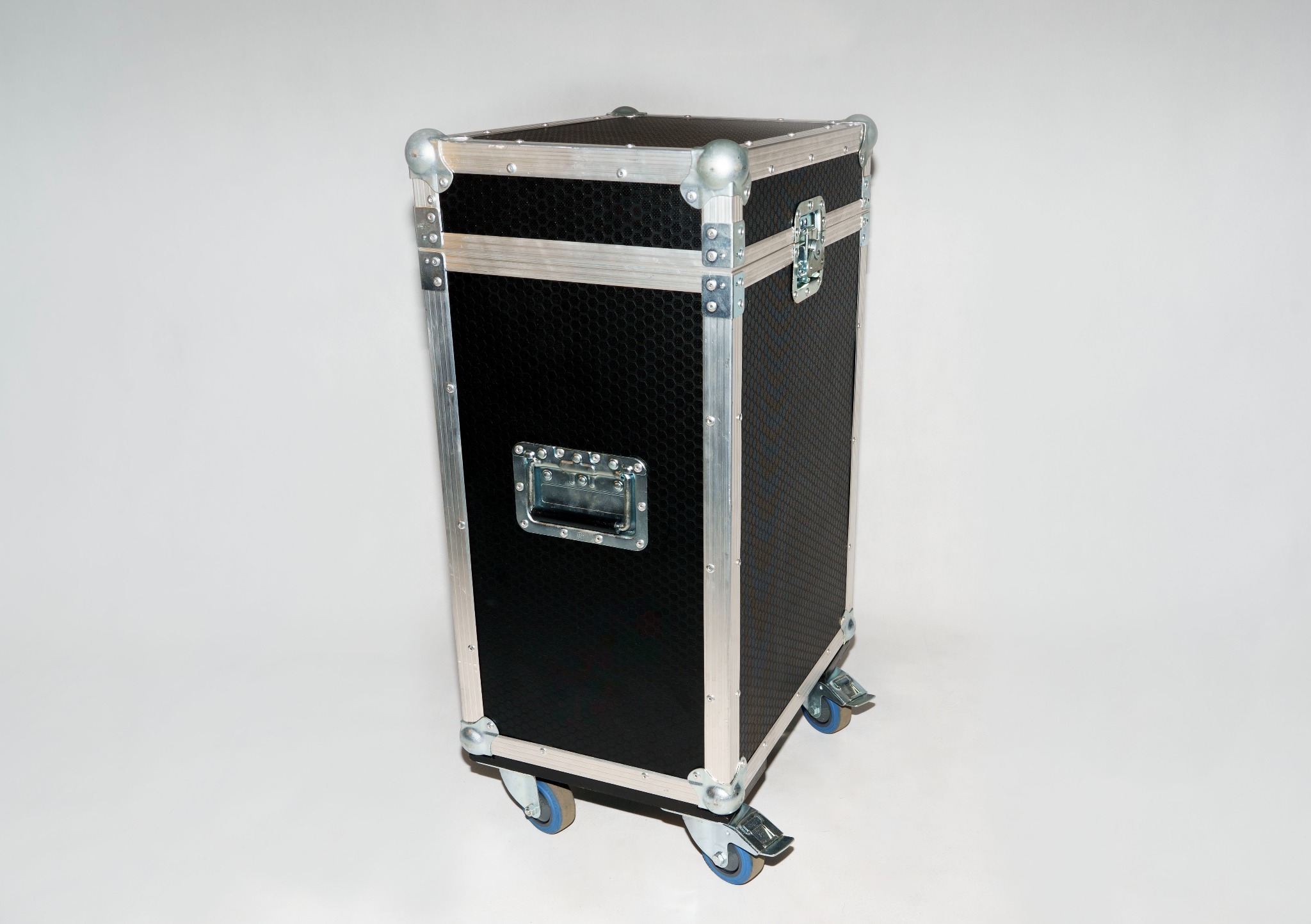 Czarna skrzynia transportowa na kółkach, ze srebrnymi okuciami narożnymi i uchwytem, na białym tle.