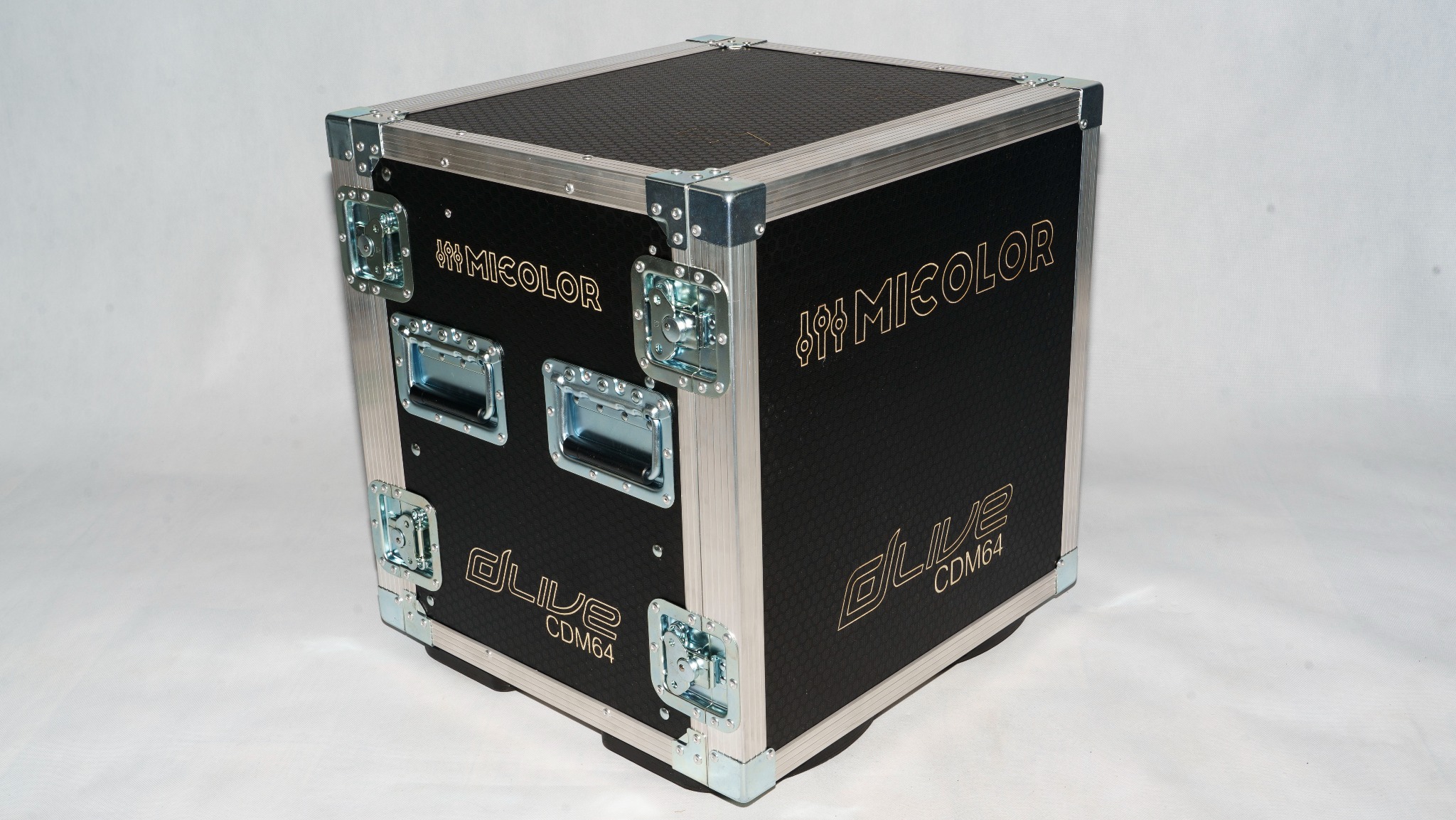 Czarna skrzynia transportowa na sprzęt oświetleniowy i nagłośnieniowy z metalowymi okuciami i logo firm Micocolor i dLive CDM64.