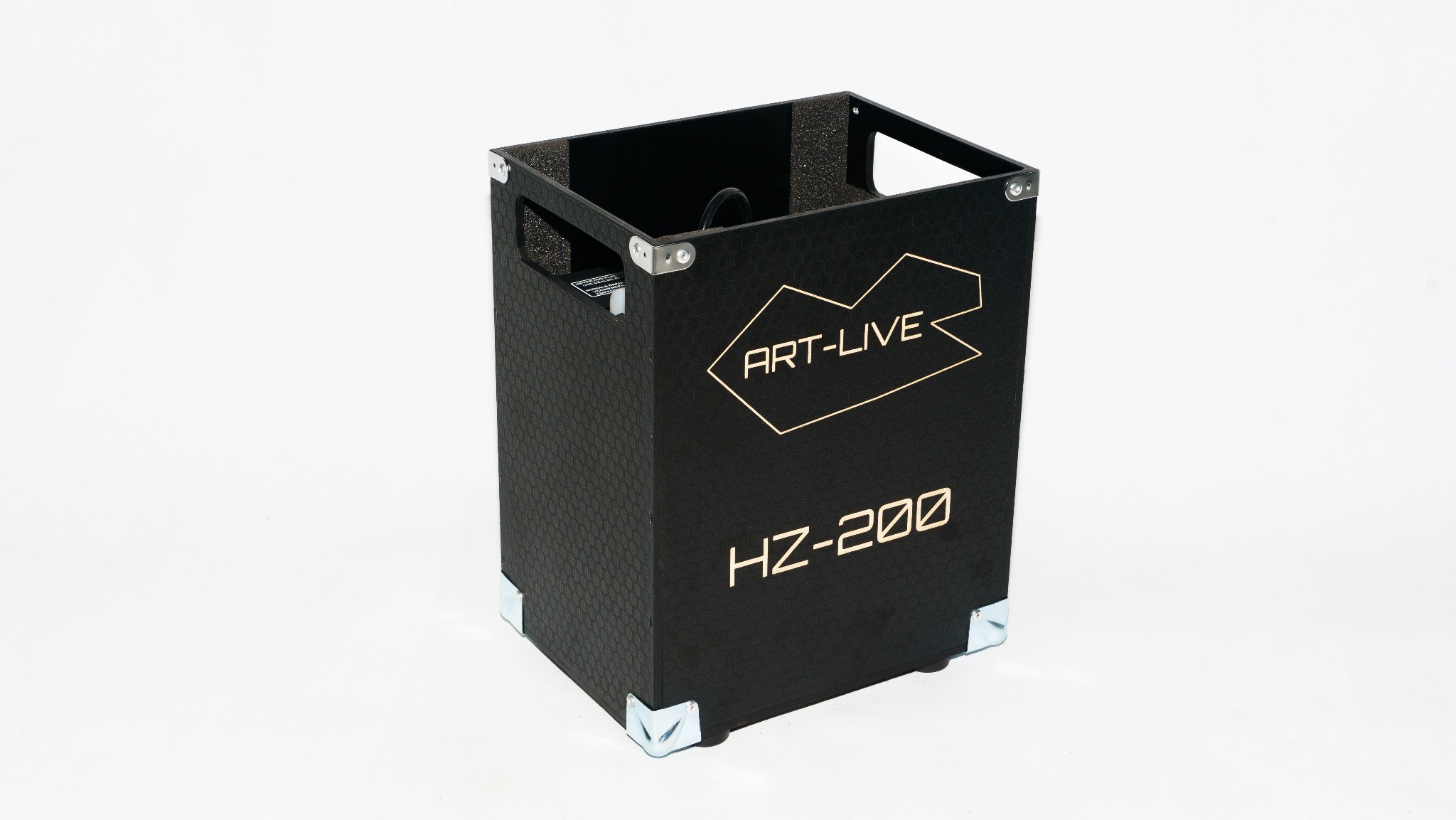 Czarna skrzynia transportowa z logo ART-LIVE HZ-200 na białym tle, zabezpieczona metalowymi narożnikami.